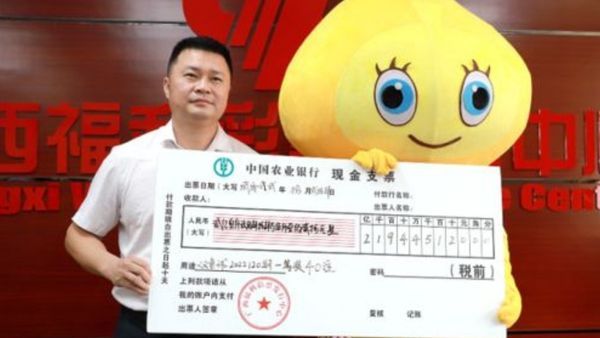 शख्स ने लॉटरी में जीत लिए 250 करोड़, लेकिन पत्नी-बच्चों को नहीं लगने दी भनक, अब बताई वजह