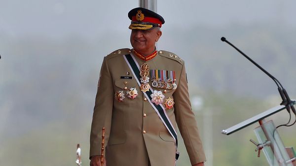 रिटायर होने से पहले PAK आर्मी चीफ की संपत्ति में बेतहाशा इजाफा, सारे रिश्तेदार बने अरबपति, जानें कैसे?