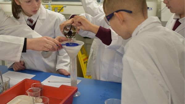 स्कूल लैब में पांचवी क्लास के बच्चे बना रहे थे ‘ड्रग’, तभी हुआ केमिकल ब्लास्ट, झुलसे 11 छात्र