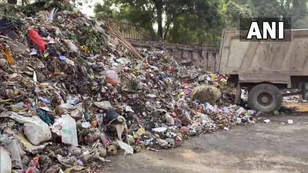 Varanasi News: सड़क पर कूड़ा फेंकने वालों पर लगेगा एक लाख तक का जुर्माना, प्लान तैयार