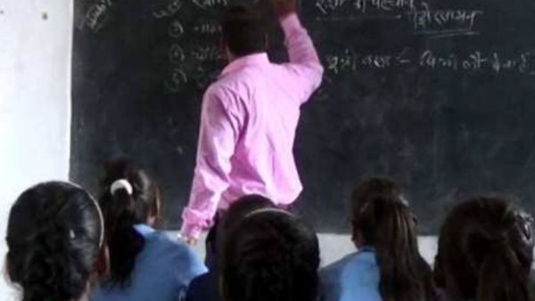 करीब 2 सालों से इस स्कूल में 24 घंटे लगातार जल रही लाइट, आज तक कोई बुझा नहीं पाया, जानें पूरा मामला