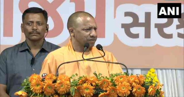 Gujarat Assembly Elections में 'कांग्रेस मुक्त भारत' का जिक्र, CM योगी ने कहा- बापू का सपना साकार करने का समय