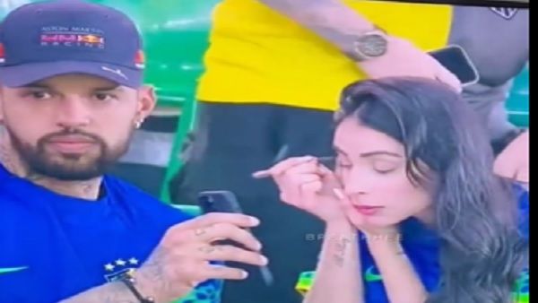 'Husband Of The Year': लाइव मैच के दौरान पत्नी कर रही मेकअप, पति थामे हुए हैं आईना, VIDEO जीत रहा लोगों का दिल