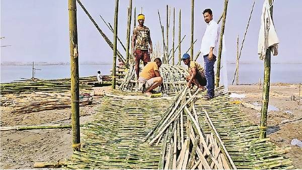 Saharsa News: ग्रामीणों ने बनाया 1200 फीट लम्बा चचरी पुल, कहा- 17 साल से सरकार ने नहीं सुनी बात