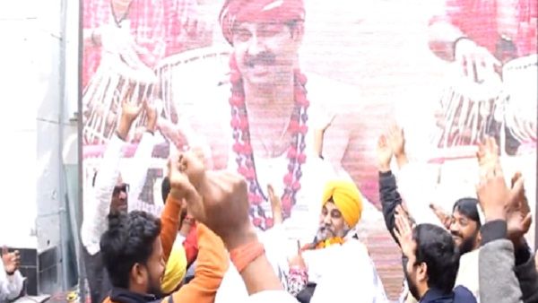 MCD में जीत के बाद आप कार्यकर्ताओं ने 'रिंकिया के पापा' गाने पर जमकर लगाए ठुमके, Video