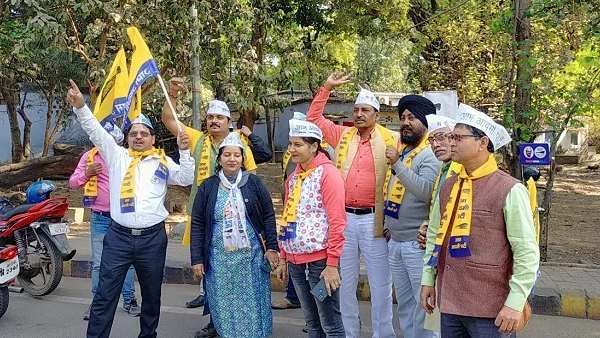 जमशेदपुर में उपायुक्त कार्यालय पहुंचे AAP कार्यकर्ता, विद्यालयों में शिक्षकों कमी पूरा करने की मांग