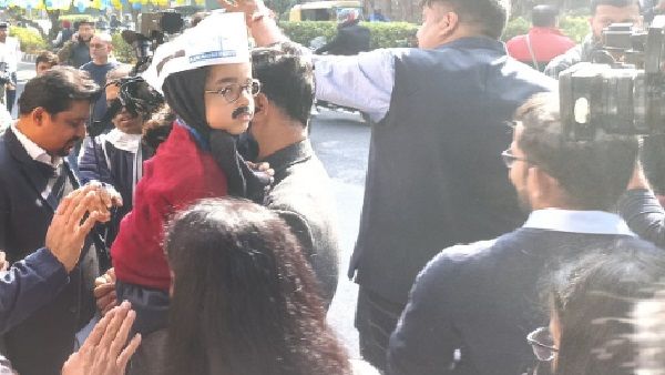 दिल्ली MCD नतीजों के दौरान केजरीवाल के ड्रेस में जश्न मनाता दिखा छोटा बच्चा, जानिए आखिर है कौन?