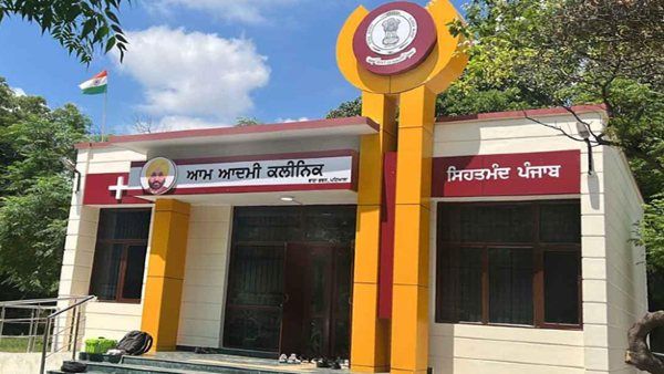 Punjab: पठानकोट में AAP ने मनाया स्थापना पार्टी का दिवस, कार्यकर्ताओं ने दी बधाई