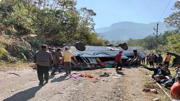 Manipur Accident: मणिपुर में भीषण सड़क हादसा, स्टडी टूर पर जा रहीं स्कूल बसें पलटी, 15 छात्रों की मौत की आशंका