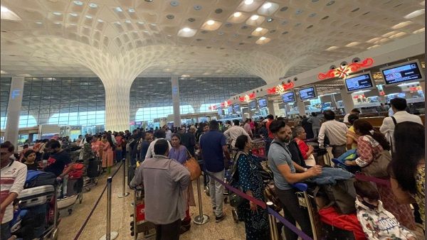 Mumbai Airport Terminal-2: मुंबई एयरपोर्ट के टर्मिनल-2 पर 40 मिनट ठप रहा सर्वर, सामान्य सेवा बहाल