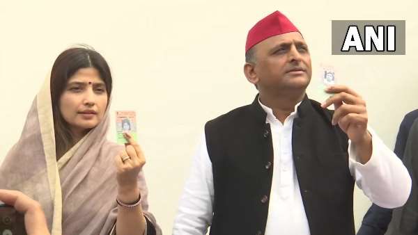 Mainpuri By-Polls: अखिलेश-डिंपल ने सैफई में डाला वोट, लगाए पुलिस पर ये आरोप