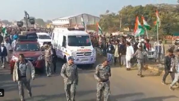 अब राहुल गांधी की भारत जोड़ो यात्रा में एंबुलेंस को दिया गया रास्ता, लोग बोले- ये असली है, स्टंट नहीं