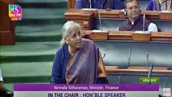 वित्त मंत्री Sitharaman Mahua Moitra पर बिफरीं, 'माचिस का इस्तेमाल' और 'पप्पू' वाले बयान पर संसद से करारा जवाब