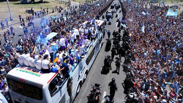 विजयी परेड की बेकाबू भीड़ से बचाने के लिए अर्जेंटीना के खिलाड़ियों को हेलीकॉप्टर से निकाला गया