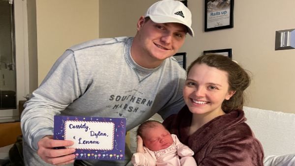 Rare Family: एकसाथ पैरेंट्स, बेबी सभी मनाते हैं अपना Birthday, 133000 में इकलौता केस