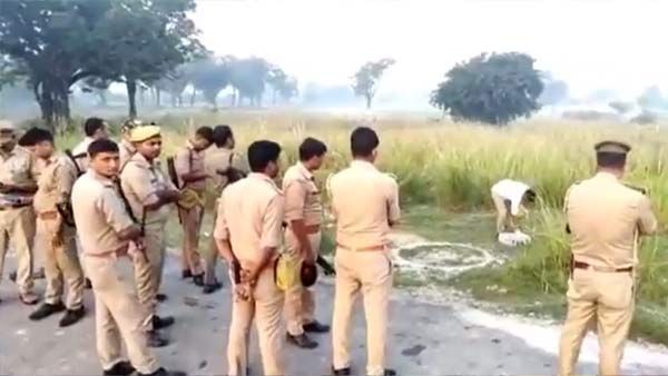 UP: बदायूं में पुलिस से भिड़ी भीड़, पत्थरबाजी में 6 पुलसकर्मी घायल, वाहन क्षतिग्रस्त