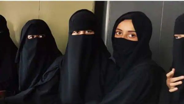 सऊदी अरब में अब बुर्का पहनकर परीक्षा देने पर लगी रोक, लड़कियों का स्कूल यूनीफॉर्म पहनना हुआ जरूरी