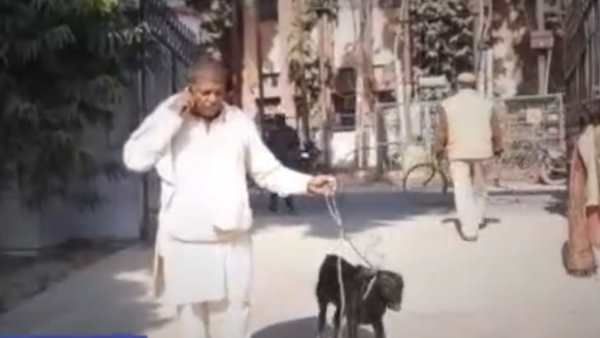 Bareilly: काला बकरा लेकर SSP ऑफिस पहुंचा शख्स, बोला- इसे ना मैं काट सकता, ना यह बेचा जा सकता