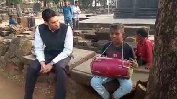 Katni news Video: नेत्रहीन ने ढोलक थाप पर गाया ऐसा भजन कि कलेक्टर हो गए मगन, सुनिए मंत्रमुग्ध कर देने वाला गीत