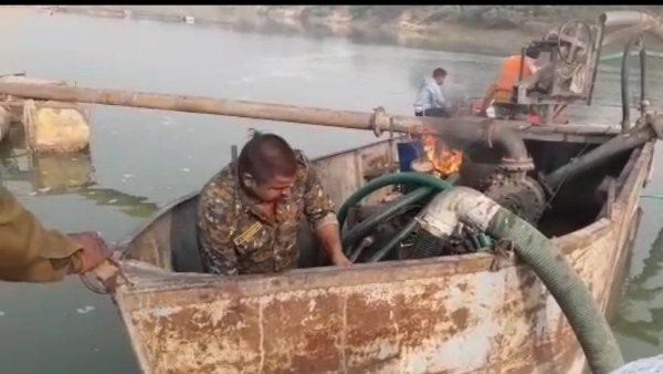 Bhind news: पनडुब्बियों से निकाली जा रही है नदियों की गहराइयों से रेत, कंपनी ही बन गई माफिया
