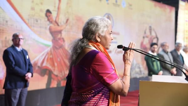 Varanasi: अर्थशास्त्र के छात्रों के साथ वित्त मंत्री ने किया संवाद, BHU को बताया अनूठा संस्थान