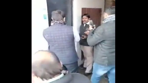 AAP MLA ने BJP विधायक पर MCD वर्कर को थप्पड़ मारने का लगाया आरोप, प्रूफ के लिए वीडियो भी शेयर किया