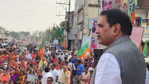 पूर्व मंत्री राजेश मूणत की अगुवाई में BJYM ने किया बिजली दफ्तर का घेराव