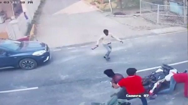 बैंक से निकले रिटायर्ड अधिकारी की आंखों में झौंकी मिर्ची, 3 लाख लूट ले गए