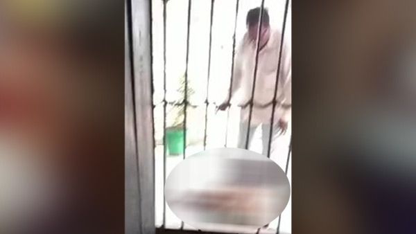 Varanasi News: बचाने की गुहार लगाता रहा कक्षा 3 का छात्र, गुरुजी बरसाते रहे डंडे - Video Viral