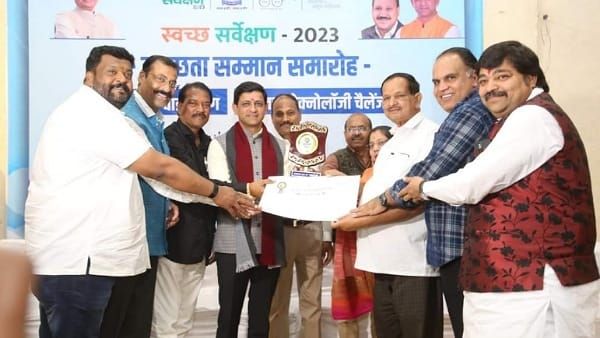 Indore में हुई स्वच्छता सम्मान की शुरुआत, इन्हें मिला सफाई का इनाम