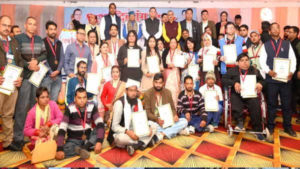 World disabled day: CM dhami ने दिव्यांगजनों के लिए की चार घोषणाएं, 32 दिव्यांगजनों को किया सम्मानित