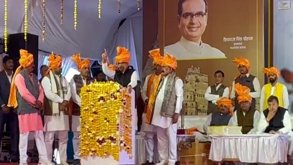 CM शिवराज ने मंच से निवाड़ी कलेक्टर, ओरछा तहसीदार को हटाया, बोले—शिकायतें मिल रही हैं