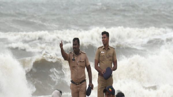 Cyclone Mandous Updates: तमिलनाडु में 'मैंडूस' का उत्पात जारी, बेंगलुरु में Yellow Alert, मुंबई में हवा खराब