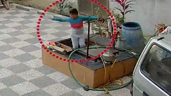 Live Video पलक झपकते ही कुंए में समा गया बच्चा, साथी की सूझबूझ से बच सकी जान