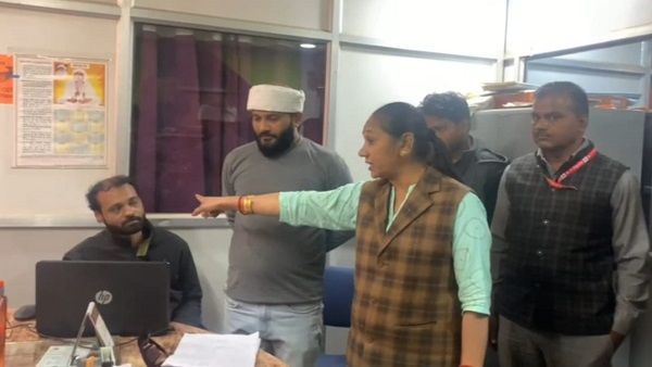 Damoh : दबंग विधायक रामबाई का फूटा गुस्सा, बोलीं—गरीबों का खून चूस रहे, भगवान को क्या मुंह दिखाओगे