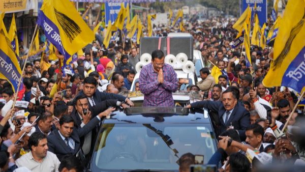 MCD Election 2022: CM केजरीवाल का रोड शो, बोले- BJP ने मुझसे लड़ने के लिए 17 केंद्रीय मंत्री किए तैनात