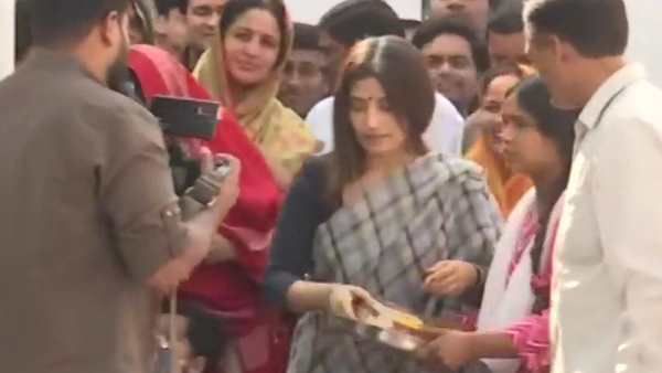 Mainpuri Byelection Result: BJP पर 2 लाख से ज्यादा वोटों की बढ़त के बाद सैफई के मंदिर में डिंपल ने टेका माथा