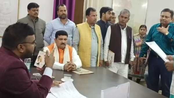 Sant Kabir Nagar: जिला विद्यालय निरीक्षक की DM ने लगाई क्लास, बोले- 'उल्टा लटका दूंगा...'