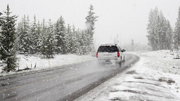 टॉयलेट ब्रेक के लिए उतरा शख्स पत्नी को रास्ते में ही भूला, 150 KM बाद हुआ गलती का एहसास