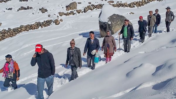 हिमाचल प्रदेश : खराब मौसम के कारण कांगड़ा में ट्रेकिंग पर लगा प्रतिबंध, भारी बर्फबारी