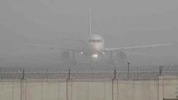 Varanasi Airport: मुंबई से 108 यात्रियों को लेकर वाराणसी पहुंचा विमान, नहीं मिली लैंडिंग की अनुमति, लौटा