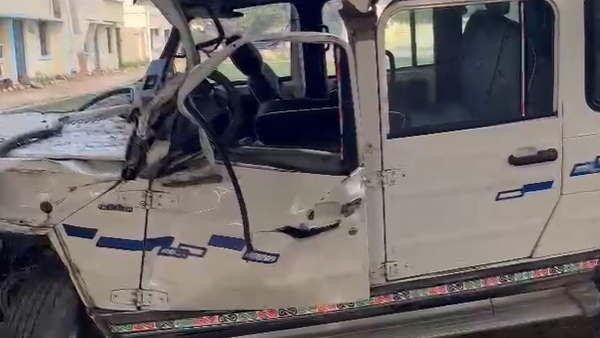 बड़ा हादसा: Agra के जयपुर हाईवे रोड पर एक ट्रक और फाॅर्स ट्रैवलर की भीषण टक्कर, 4 लोगों की दर्दनाक मौत