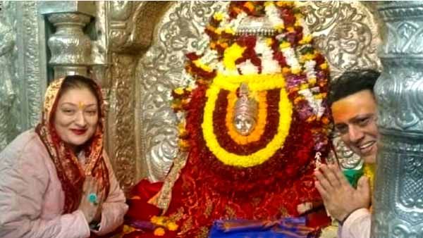 पत्नी संग वाराणसी पहुंचे फिल्म अभिनेता गोविंदा, सेल्फी लेने की लग गई होड़