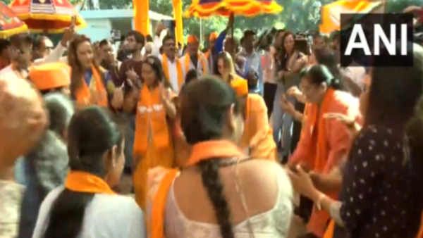 Gujarat polls Result: गुजरात में ऐतिहासिक जीत की ओर भाजपा, गांधीनगर में कार्यकर्ताओं ने शुरू किया गरबा