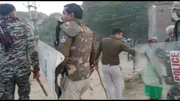 Gwalior news: मूर्ति हटाने पहुंची पुलिस पार्टी पर हुआ पथराव, तीन गाड़ियां क्षतिग्रस्त