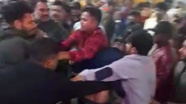 Gwalior news: पटाखा चलाने से मना किया तो बाराती चलाने लगे गोलियां