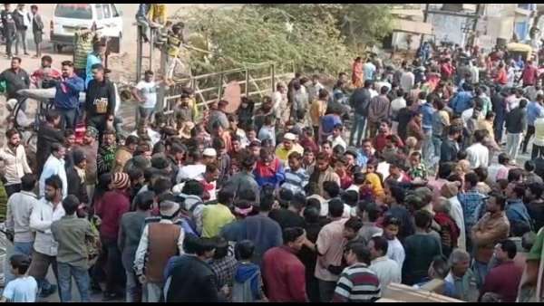 Gwalior news: हत्या के आरोपियों के घर पर बुलडोजर चलाने की मांग करते हुए किया गया चक्का जाम