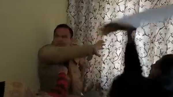 Video Viral- हाथरस में एसीएमओ के ड्राइवर को आशा कार्यकर्ताओं ने दौड़ा दौड़ाकर चप्पलों से पीटा