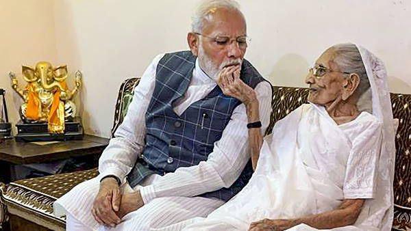Heeraben Modi Passes Away: पंचतत्व में विलीन हुईं हीराबेन, पीएम मोदी ने दी मुखाग्नि