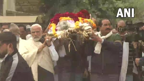 Heeraben Modi Passes Away: अंतिम सफर पर हीराबेन मोदी, पीएम नरेंद्र मोदी ने दिया कंधा